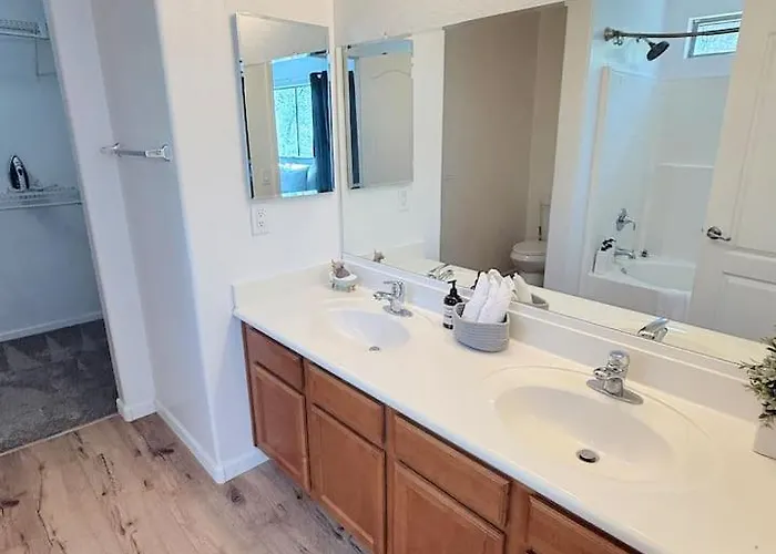 Pet-friendly 4br Garage Yard Holiday home *
