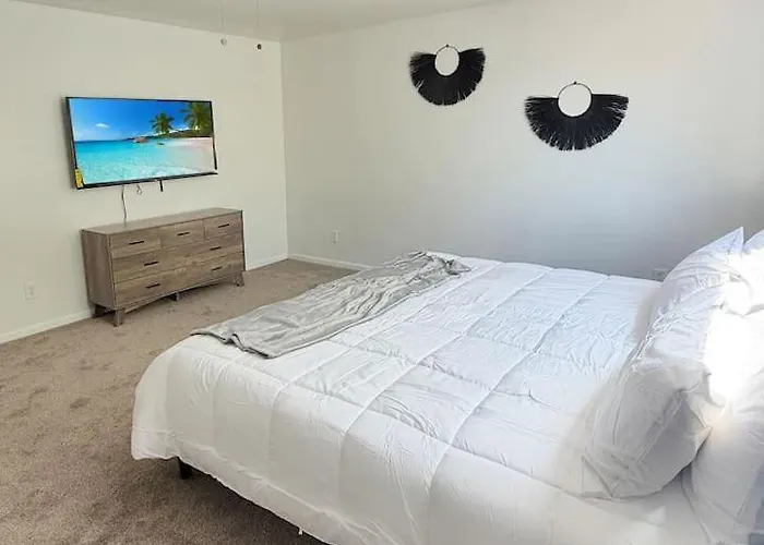 Pet-friendly 4br Garage Yard Holiday home *