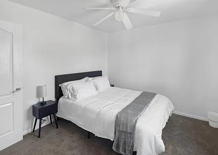 Pet-friendly 4br Garage Yard Holiday home *